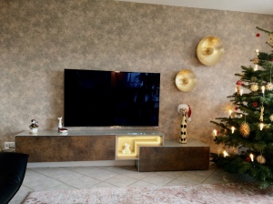 TV- Lowboard, Außenseiten belegt mit lackiertem Glas
